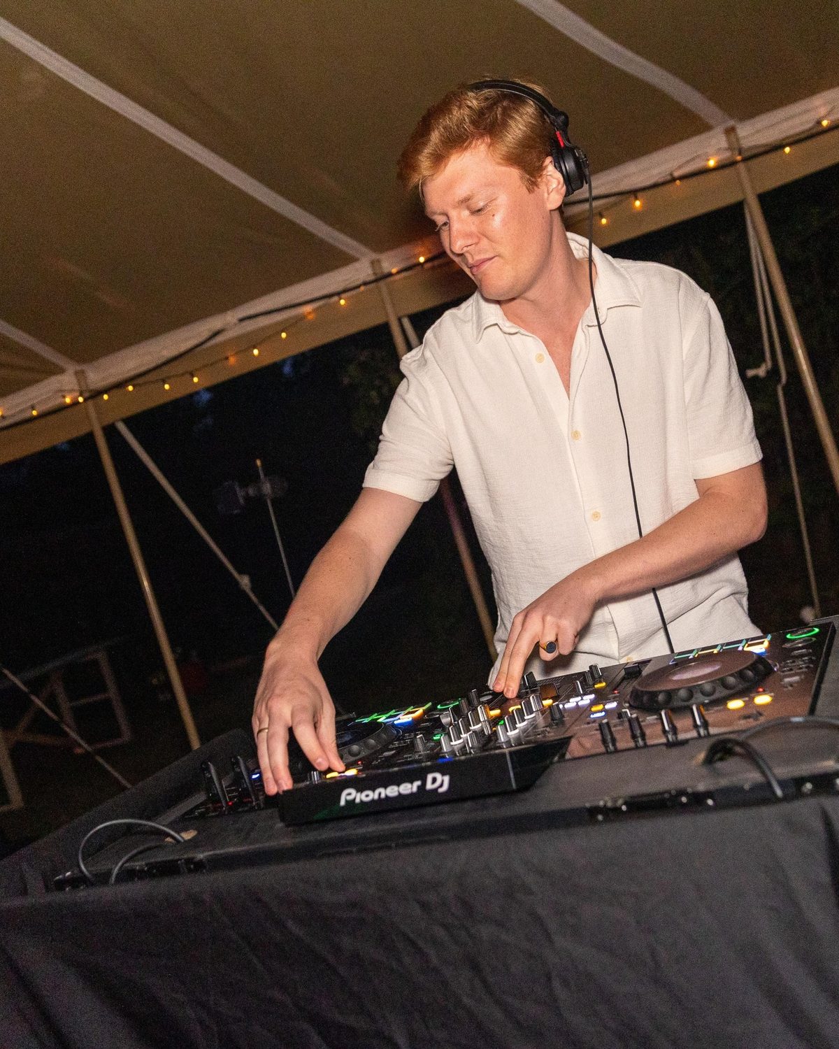 DJ Surleau achter de decks tijdens een feest