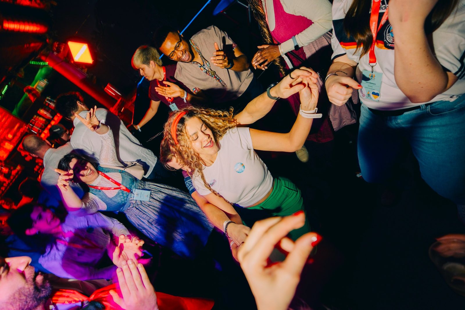 Dansend publiek tijdens een energiek feest