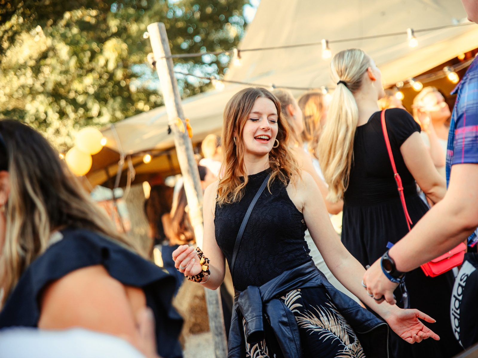 Festivalpubliek dat danst in de buitenlucht