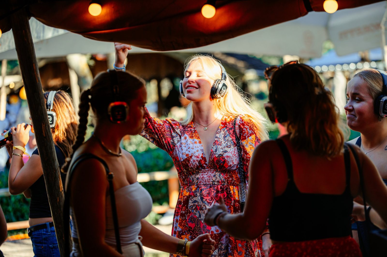 Silent disco sfeer in de zon met dansende gasten